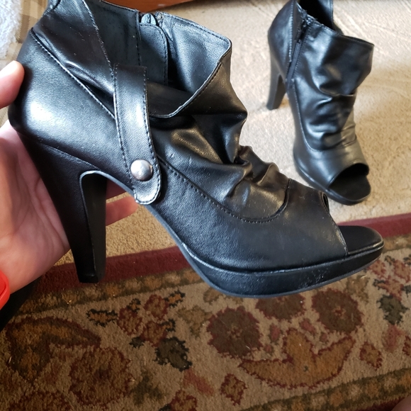 Womens Shoes - Platform Peeptoe Pumps - Picture 3 of 5